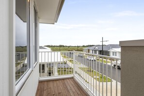 Apartment | Property grounds - Family Home With Yard Near Armstrong Creek (Geelong)