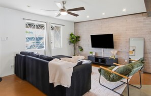 TV - Old Town Scottsdale Retreat - Private Pool + Putting Green + Office & Outdoor TV (Scottsdale)