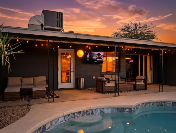 Outdoor pool - Old Town Scottsdale Retreat - Private Pool + Putting Green + Office & Outdoor TV (Scottsdale)