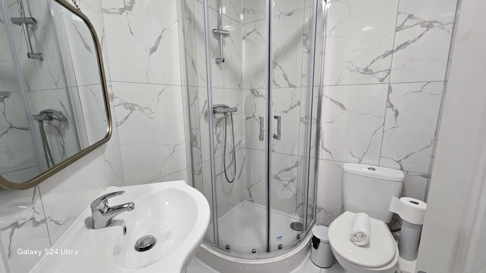 シャワー、ヘアドライヤー、タオル、石鹸