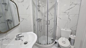 シャワー、ヘアドライヤー、タオル、石鹸