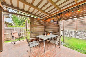 Outdoor dining - McKinney Charming Oasis Close to Historic Downtown (McKinney)