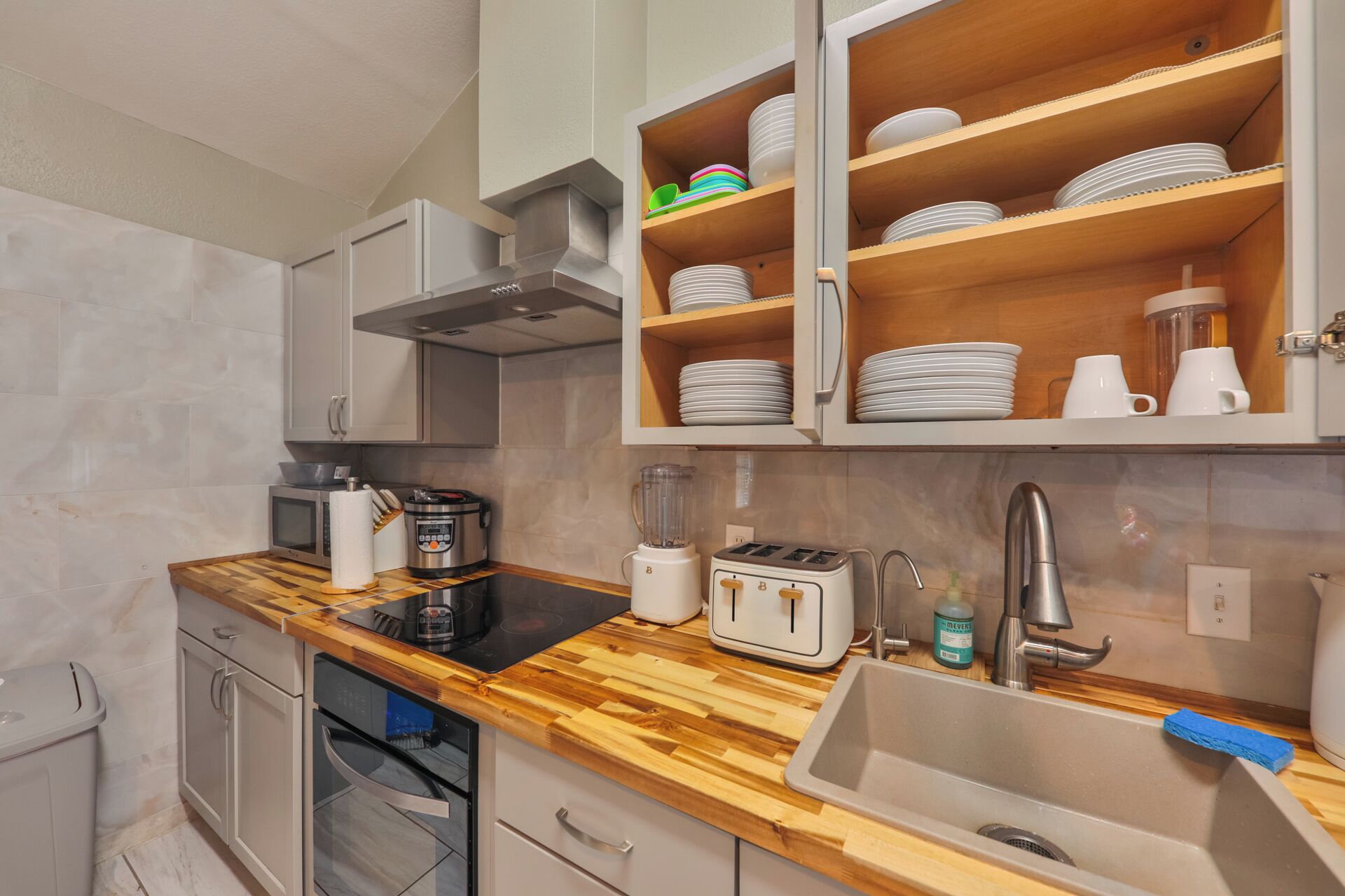 Een koelkast, een magnetron, een oven, een kookplaat