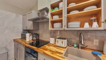 Een koelkast, een magnetron, een oven, een kookplaat