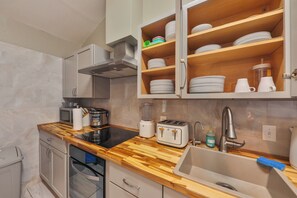 Een koelkast, een magnetron, een oven, een kookplaat