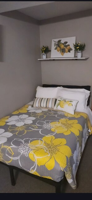 1 slaapkamer, een strijkplank/strijkijzer, gratis wifi, beddengoed