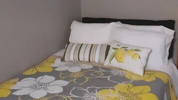 1 habitación, tabla de planchar con plancha, wifi gratis y ropa de cama