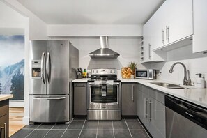 Refrigerador, microondas, horno y parrilla de estufa