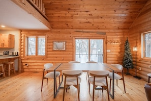 Dining - Wild Pines Getaway: Minutes from Paul Bunyan Trail and Downtown Nisswa (Nisswa)