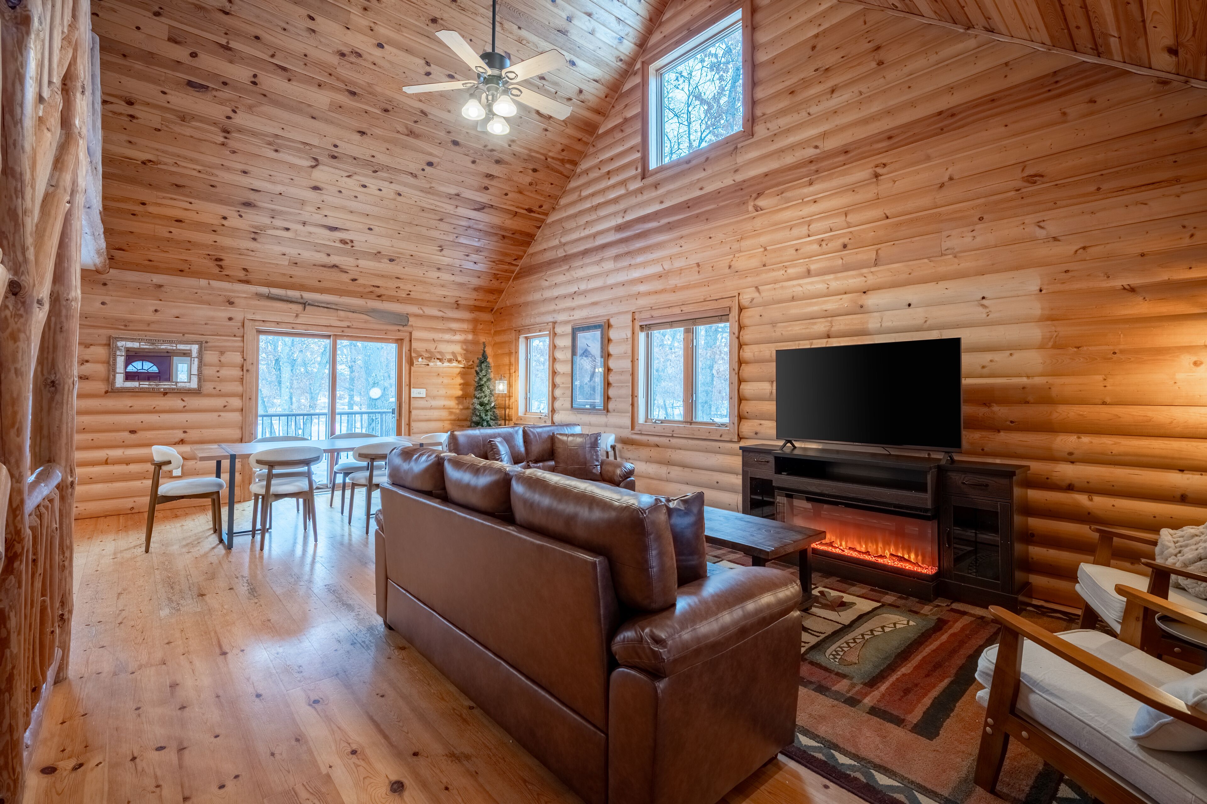 TV, fireplace