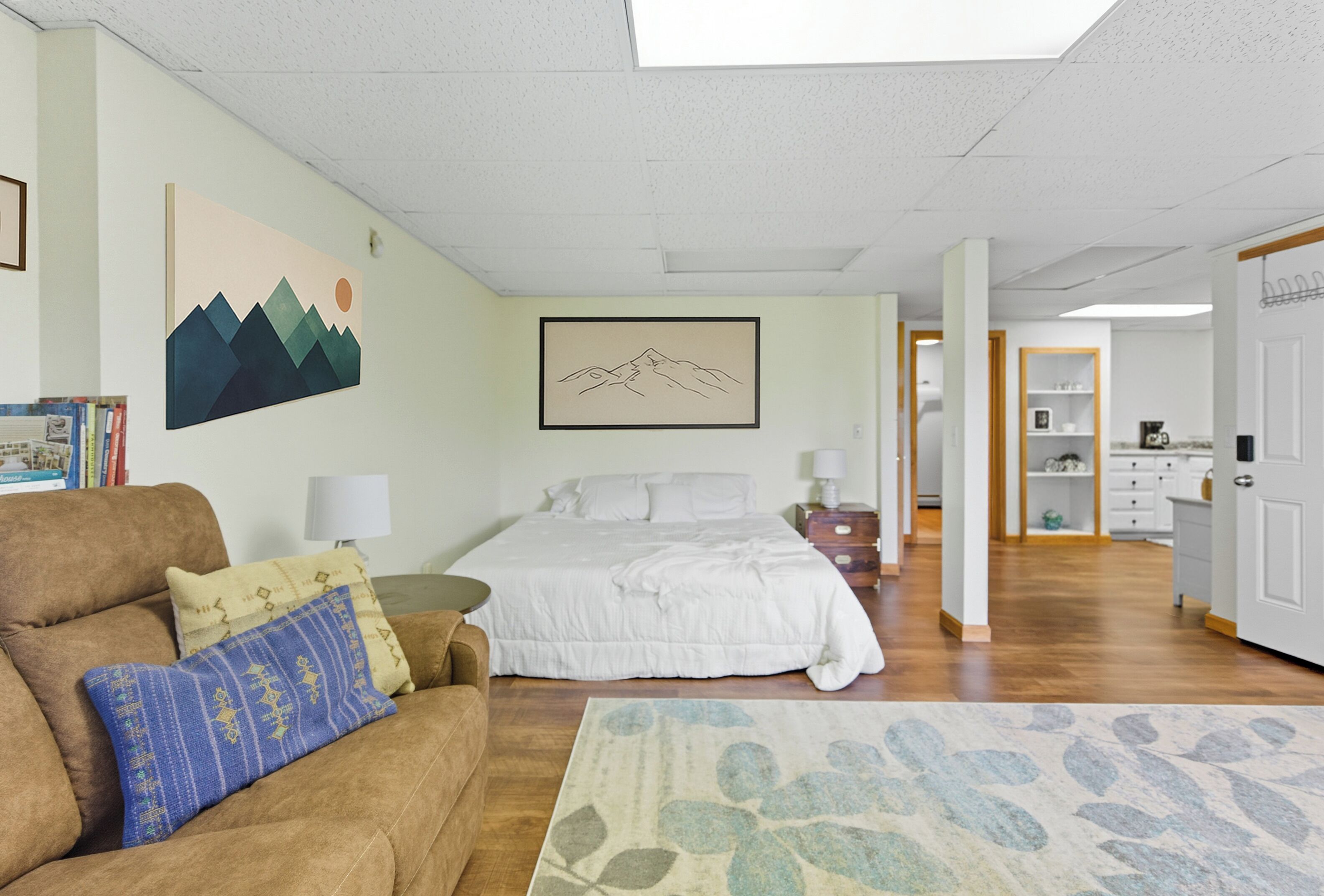 Tabla de planchar con plancha, wifi y ropa de cama 