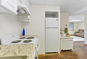 Microwave, oven, stovetop - Delightful studio retreat in charming Wilton for a relaxing stay (Wilton)