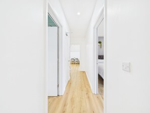 2 habitaciones, tabla de planchar con plancha, wifi y ropa de cama 