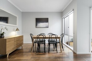 Apartment | Living room - Elegant 3-bed Townhouse in Leafy Kensington (Melbourne)