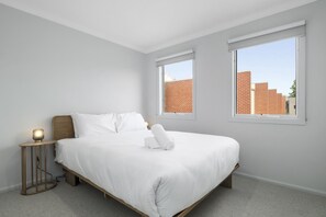 Apartment | 3 bedrooms, iron/ironing board, bed sheets - Elegant 3-bed Townhouse in Leafy Kensington (Melbourne)