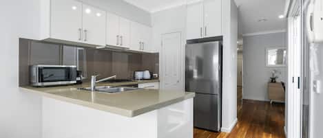 Departamento | Cocina privada | Refrigerador, cafetera y tetera, tetera eléctrica y tostadora