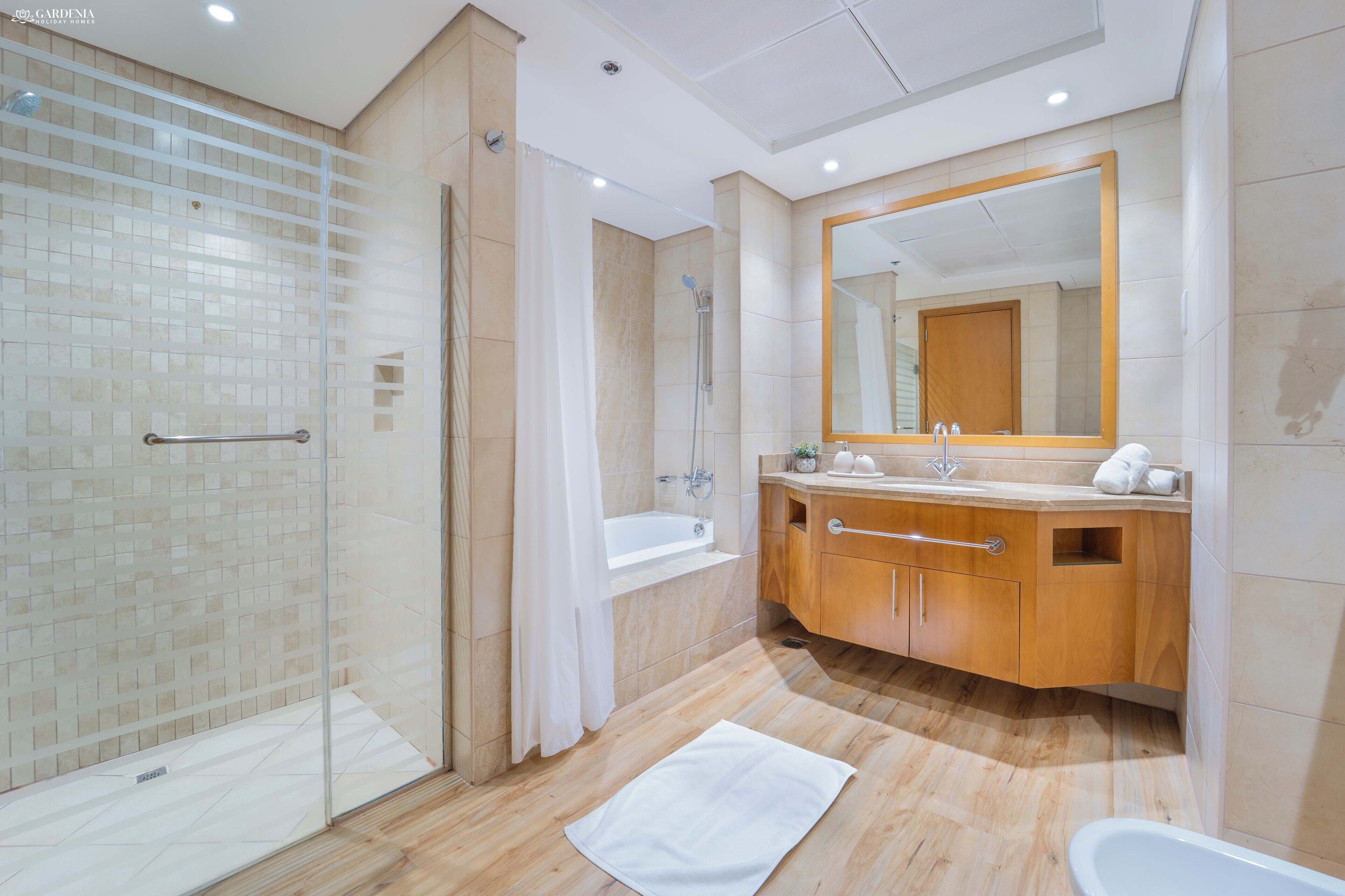 Sèche-cheveux, bidet, serviettes fournies, savon