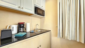 Coffee/tea maker, fridge, microwave, electric kettle - Cozy studio in lovely Honolulu with Lanai & refreshing AC for your stay (Honolulu)