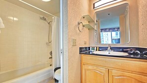 Hair dryer, towels, soap, shampoo - Cozy studio in lovely Honolulu with Lanai & refreshing AC for your stay (Honolulu)