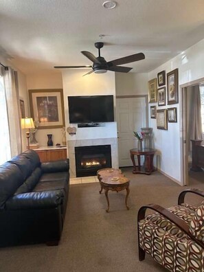 TV, fireplace - The Mahogany Shore.. (Oceano)