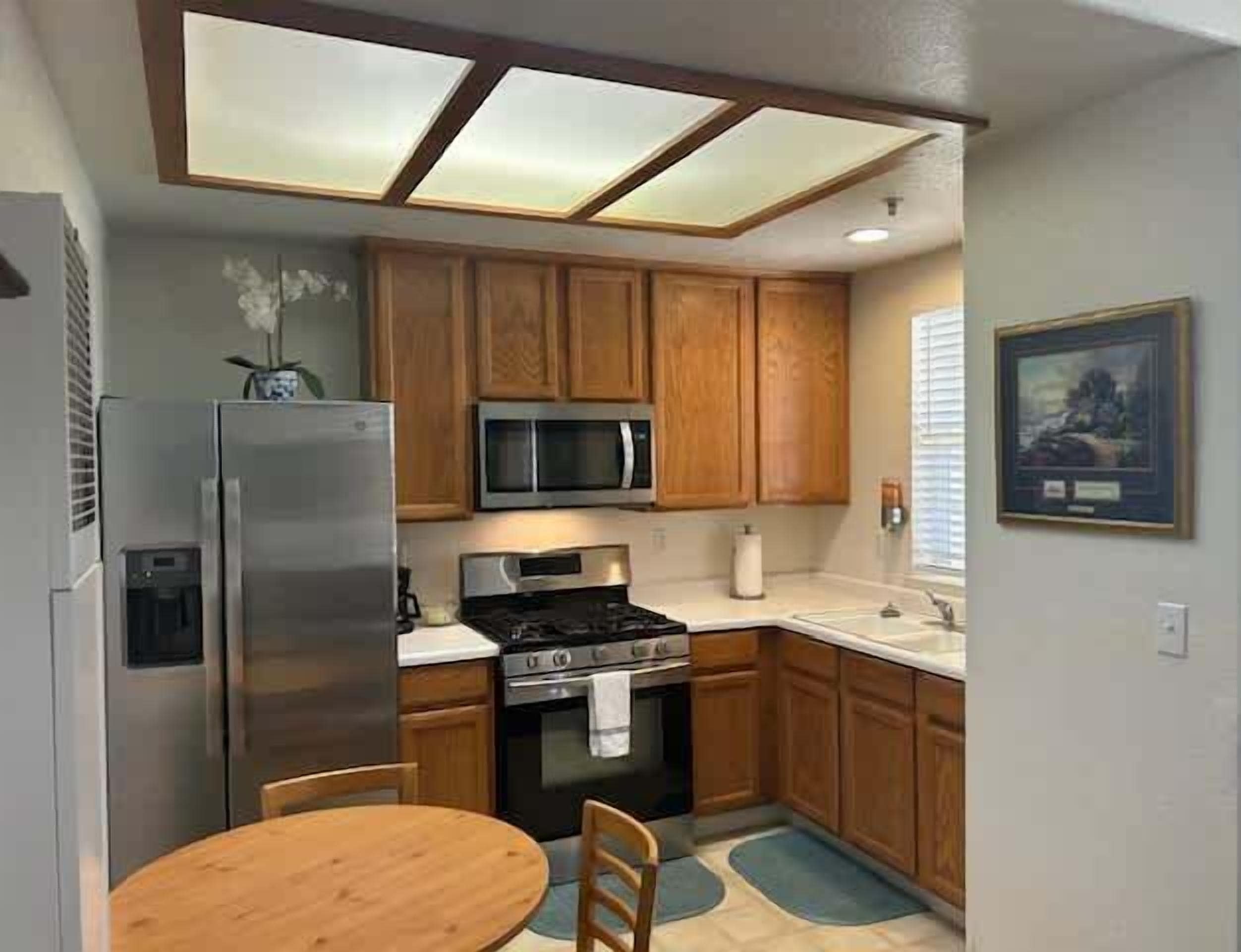 Jääkaappi, mikroaaltouuni, uuni, liesi