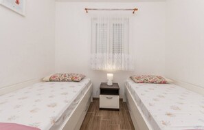 2 habitaciones, muebles diferentes y tabla de planchar con plancha 