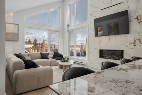 Smart-TV. CHALET MODERNE ET LUXUEUX A SAINT GABRIEL DE BRANDON