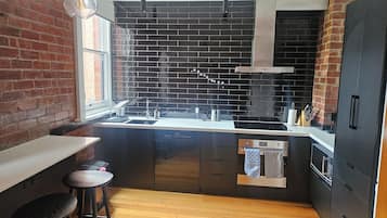 Réfrigérateur, micro-ondes, four, plaque de cuisson