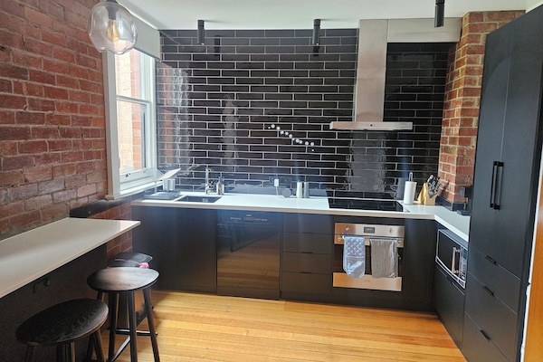 Kylskåp, mikrovågsugn, ugn och spishäll