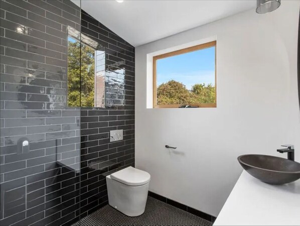 Shower, eco-friendly toiletries, hair dryer, towels - Home away from home (Sandy Bay)