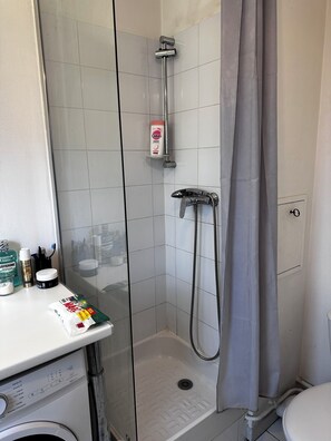 Hair dryer, towels, soap, toilet paper - Charming bright studio in a quiet residence (La Garenne-Colombes)