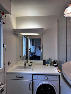 Hair dryer, towels, soap, toilet paper - Charming bright studio in a quiet residence (La Garenne-Colombes)
