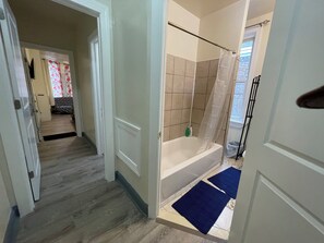 Regadera, toallas, jabón, papel de baño