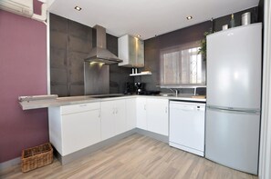Apartment | Private kitchen - Apartment in Roses With Sea & Mountain Views (Roses)