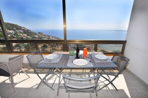 Apartment | Exterior - Apartment in Roses With Sea & Mountain Views (Roses)