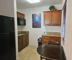 Refrigerador, microondas, placa de cocina, mesa de comedor