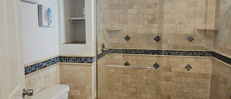 Douche, sèche-cheveux, serviettes fournies, savon