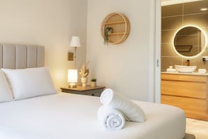 Apartment | 3 bedrooms, bed sheets - Spacious 3-bed Home With Garden in Preston (Melbourne)