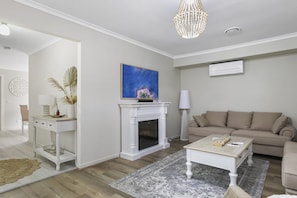Apartment | Living room - Spacious 3-bed Home With Garden in Preston (Melbourne)
