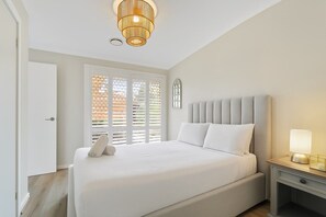 Apartment | 3 bedrooms, bed sheets - Spacious 3-bed Home With Garden in Preston (Melbourne)