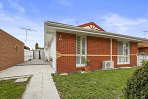Apartment | Reception - Spacious 3-bed Home With Garden in Preston (Melbourne)