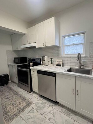 Frigorifero, microonde, forno, piano cottura