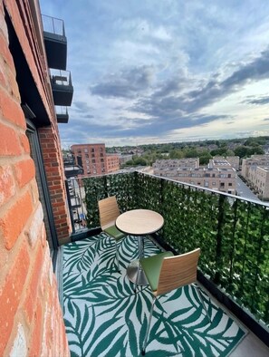 Outdoor dining - Luxury 1-Bed Apt | Birmingham City | Patio (Birmingham)