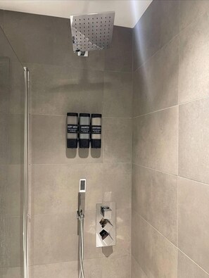 Hair dryer, towels, soap, toilet paper - Luxury 1-Bed Apt | Birmingham City | Patio (Birmingham)