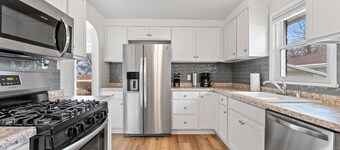 Hidden Gem, Stay Awhile - Charming 2-bedroom house in central Green Bay