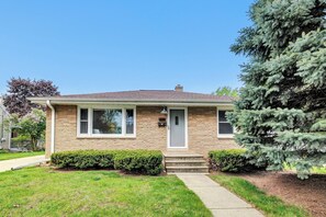 Exterior - Hidden Gem - Charming 2-bedroom house in central Green Bay (Green Bay)