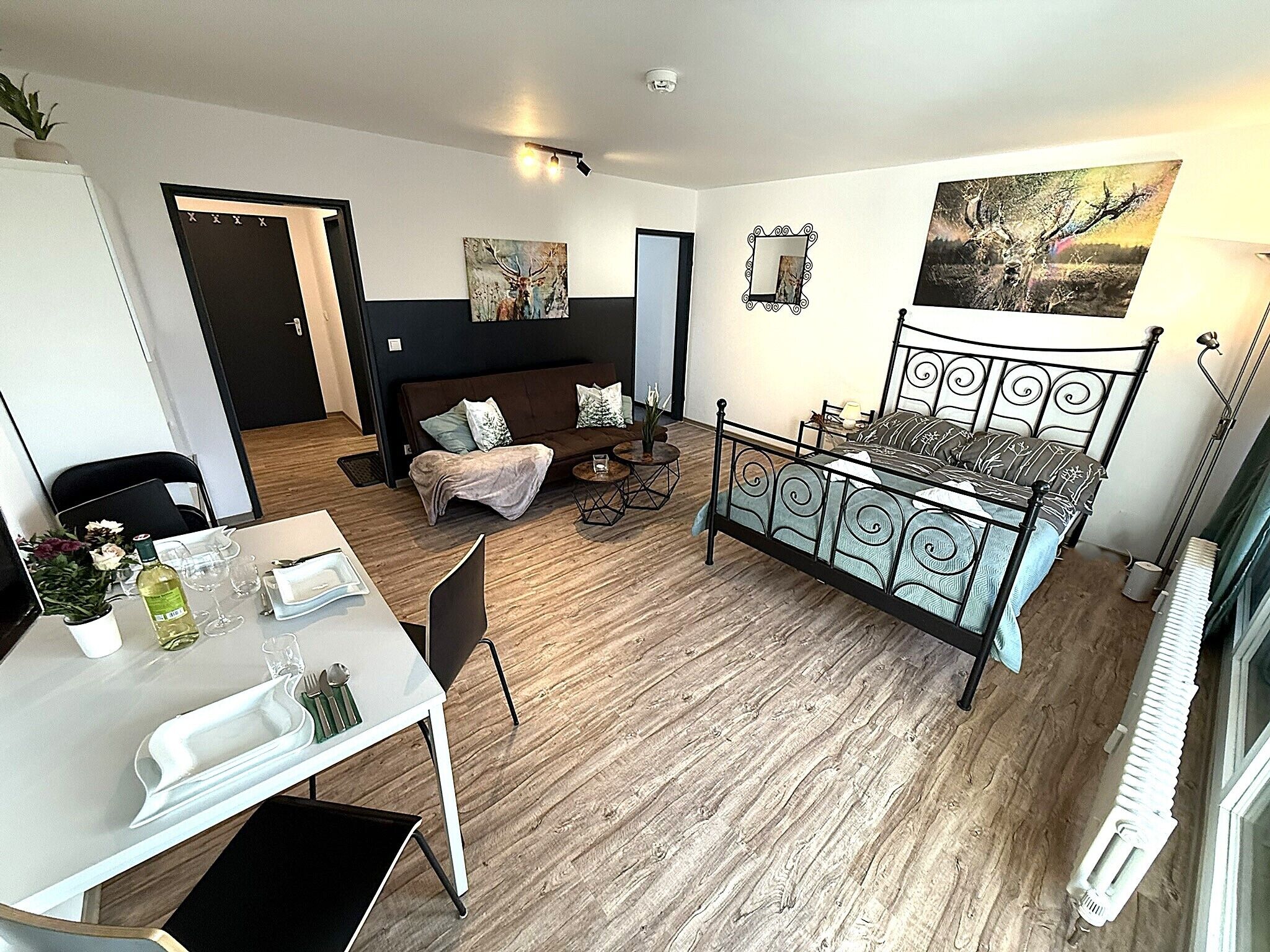 1 slaapkamer, een bureau, geluiddichte muren