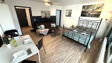 1 slaapkamer, een bureau, geluiddichte muren