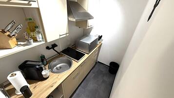 Mikrowelle, Herdplatte, Wasserkocher mit Kaffee-/Teezubehör