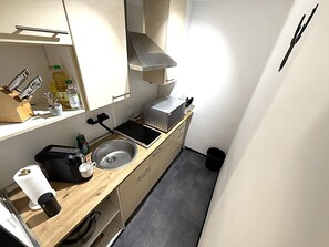 Mikrowelle, Herdplatte, Wasserkocher mit Kaffee-/Teezubehör